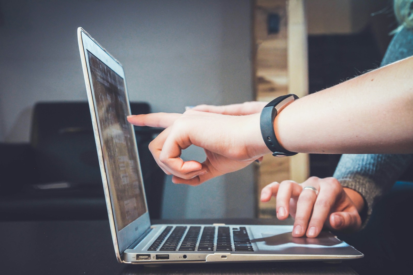 Pessoa usa um laptop para acompanhar conteúdo digital de aprendizagem; fonte e crédito: Unsplash, foto 1516321318423-f06f85e504b3.