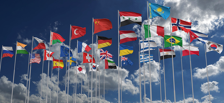 Bandeiras de vários países diante de um céu com nuvens, imagem usada na notícia sobre o Celpe-Bras 2026/2