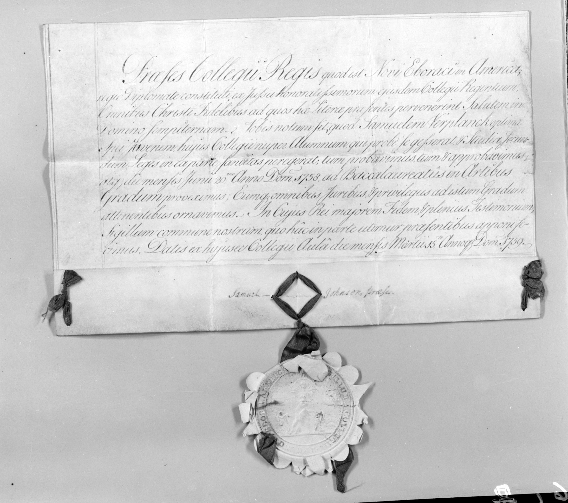 Fotografia de um diploma de graduação preservado em coleção do Metropolitan Museum of Art (Wikimedia Commons, CC0).