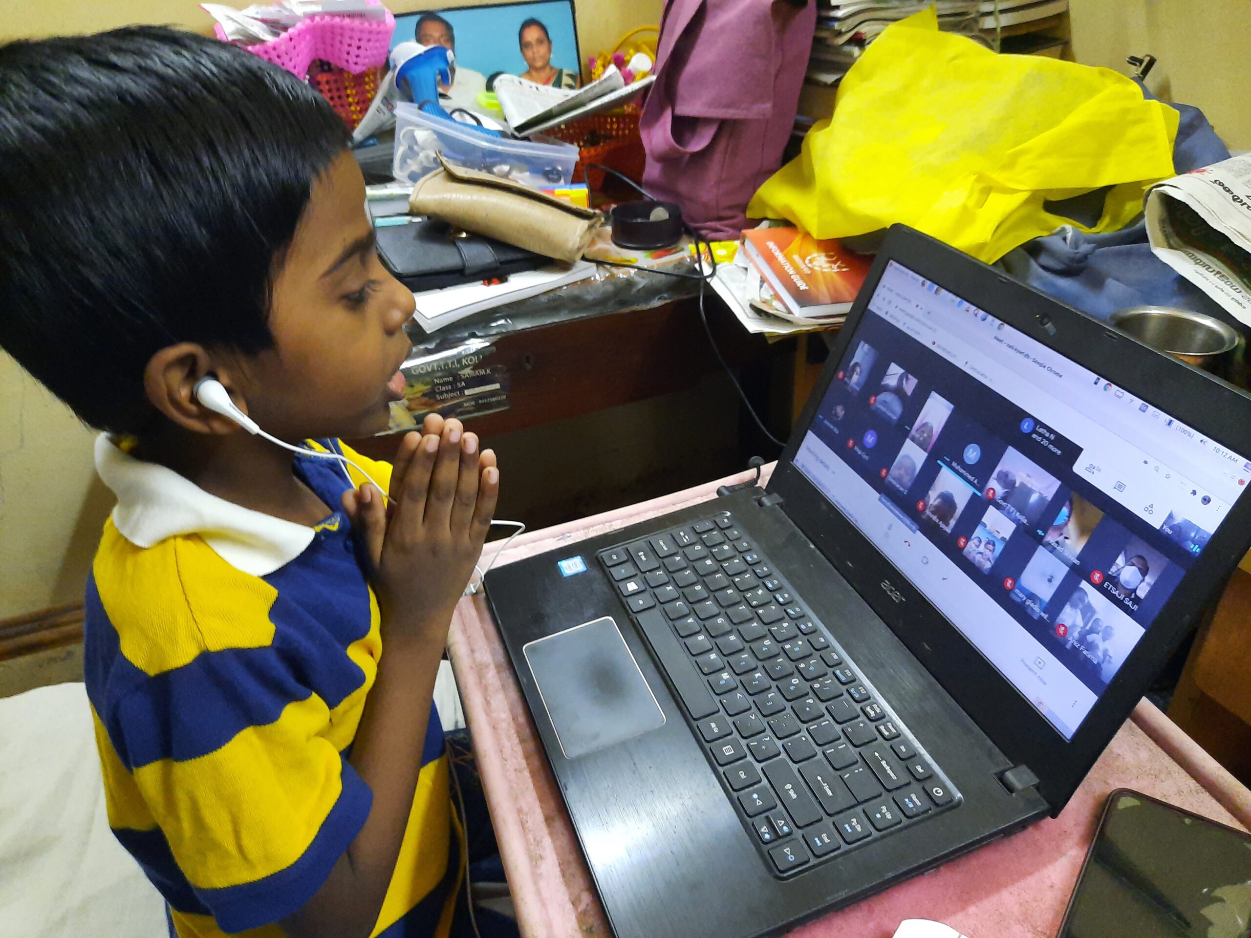 Estudante acompanha uma aula on-line diante do computador em Kerala; foto de Kannan Shanmugam (Wikimedia Commons, CC BY-SA 4.0).