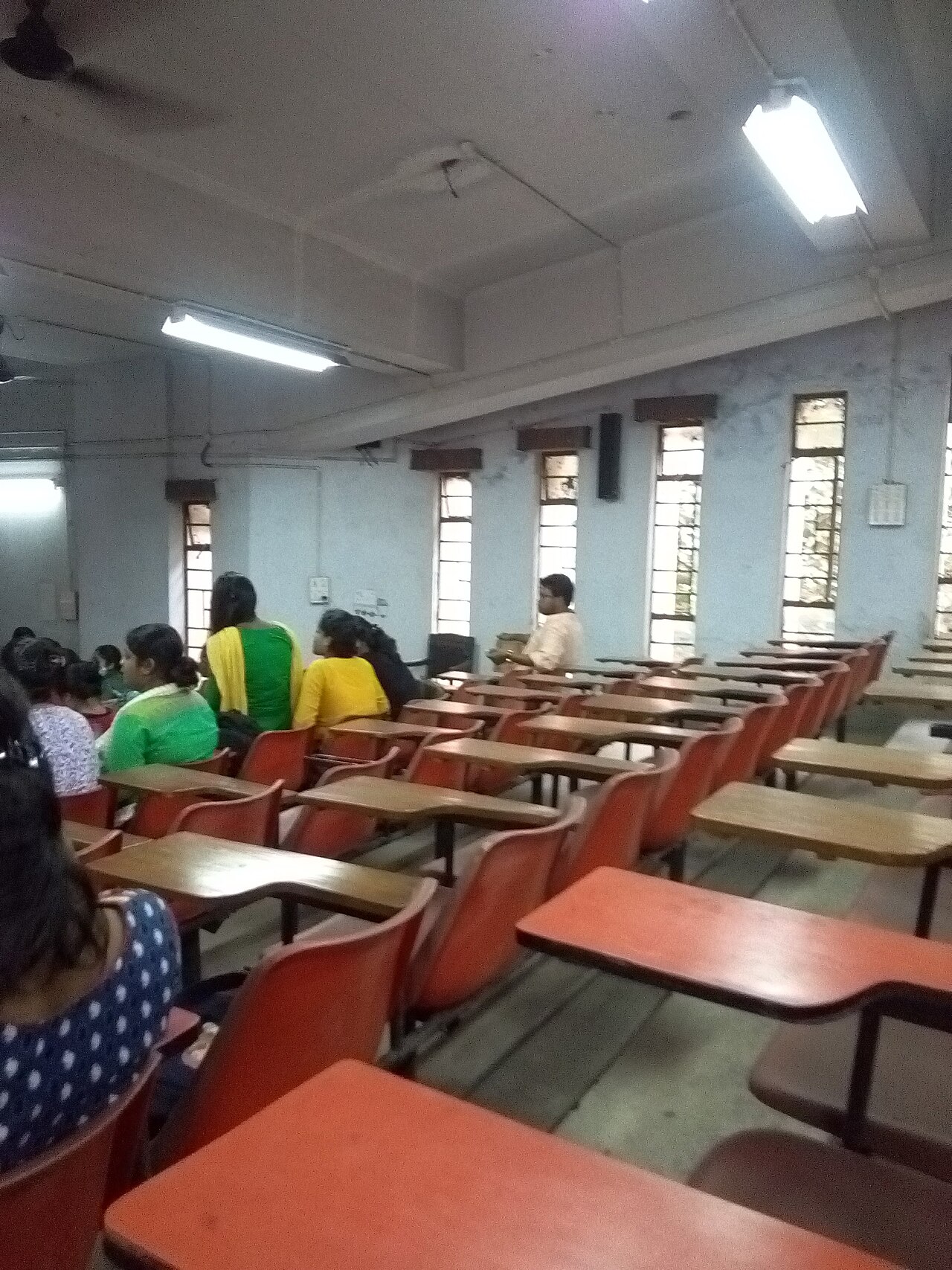 Estudantes em sala de aula durante preparação para o Enem 2026