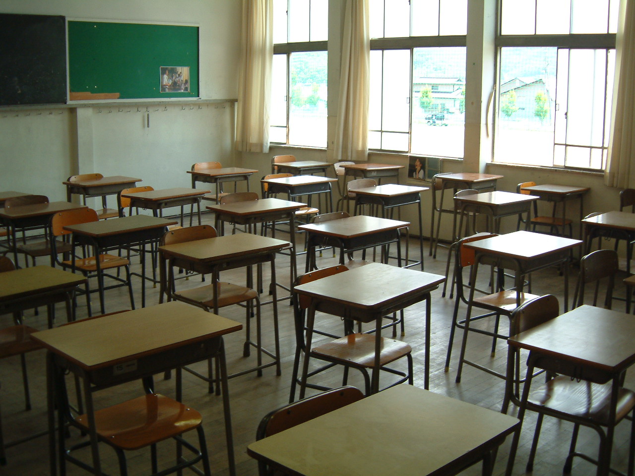 Sala de aula com carteiras organizadas, usada para ilustrar o planejamento de uma aula