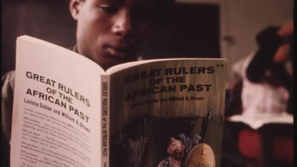Estudante lê um livro durante uma aula de História em uma sala de aula
