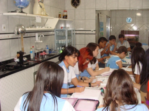 Sala de aula durante atividade de Ciências, imagem ilustrativa para notícia sobre os resultados do Saeb 2025