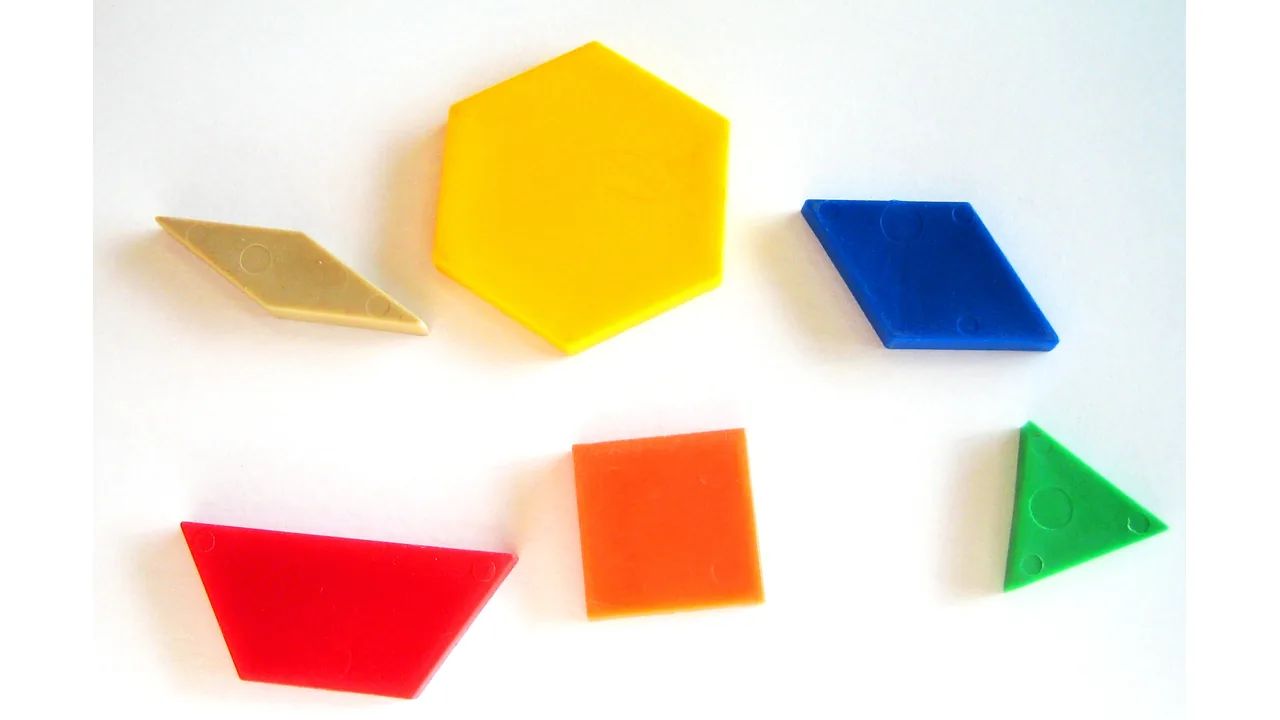Blocos geométricos coloridos usados em brincadeiras matemáticas na Educação Infantil