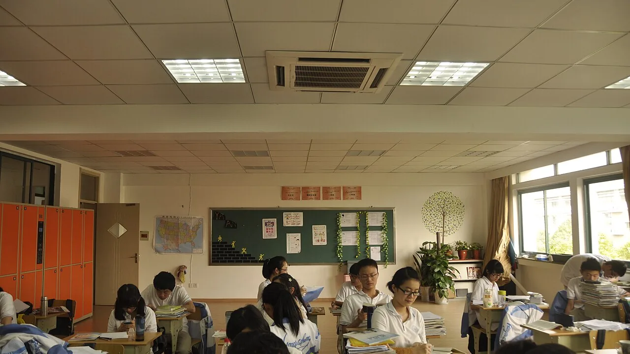 Alunos em uma sala de aula durante atividades de aprendizagem