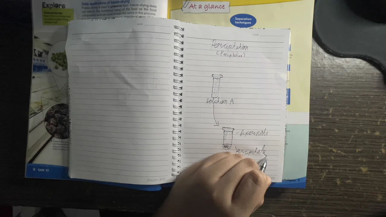 Pessoa registra ideias e relações em um caderno durante uma atividade de estudo