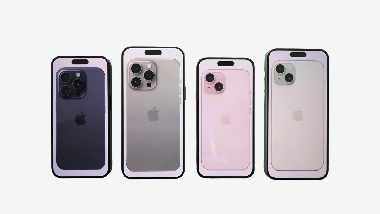 Quatro smartphones expostos lado a lado, representando dispositivos usados para receber conteúdos e anúncios digitais
