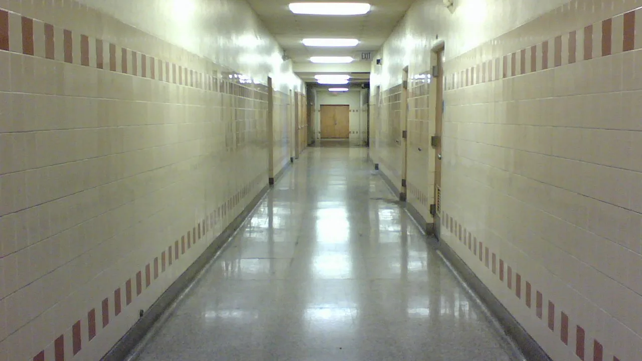Corredor vazio de uma escola, imagem que representa a organização dos registros e dos próximos passos pedagógicos