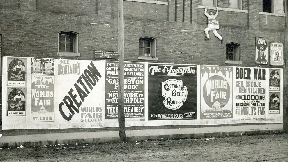 Painéis de publicidade histórica em uma parede, usados como referência para observar imagens, palavras e promessas de anúncios