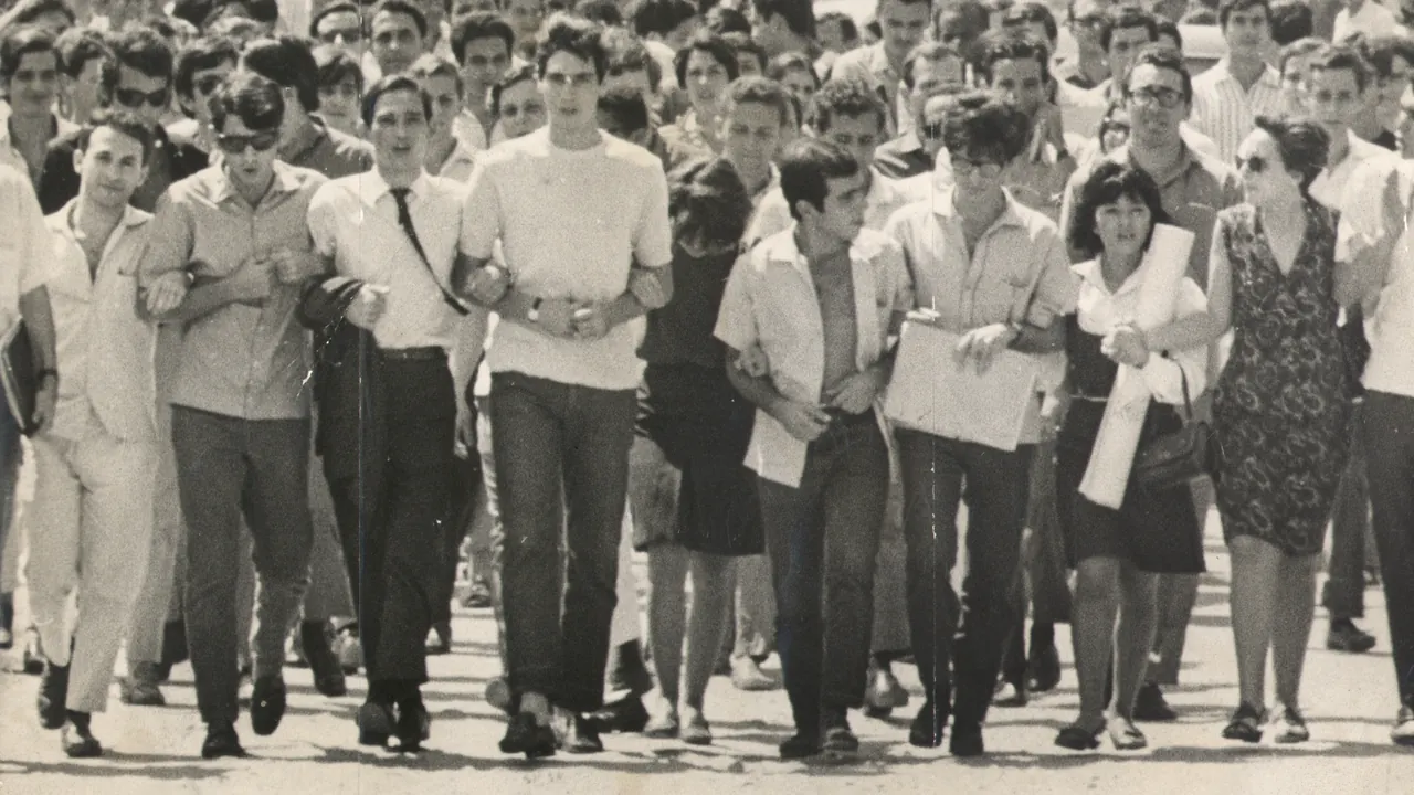 Como ensinar alunos a comparar fontes históricas e construir interpretações