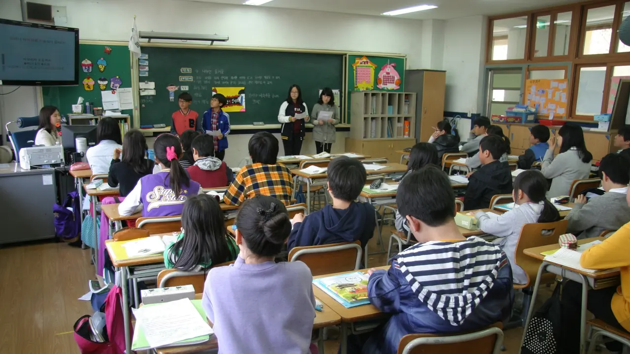 Alunos em uma sala de aula durante uma atividade coletiva