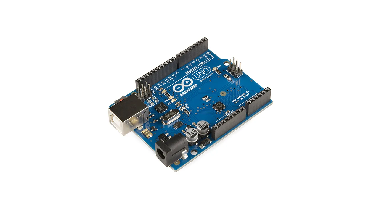 Placa eletrônica Arduino Uno fotografada sobre fundo branco, como exemplo de componente que pode ser usado em projetos maker quando houver recursos