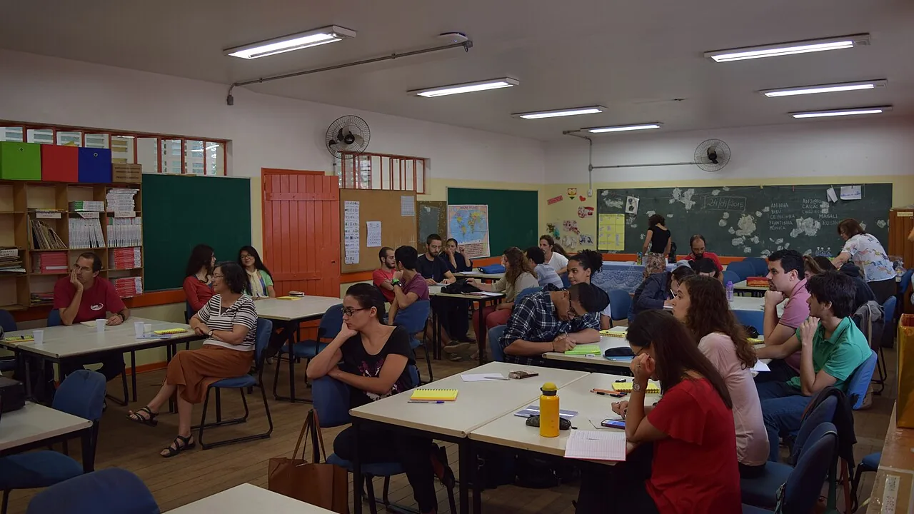 Professores reunidos em uma oficina de formação e discussão pedagógica