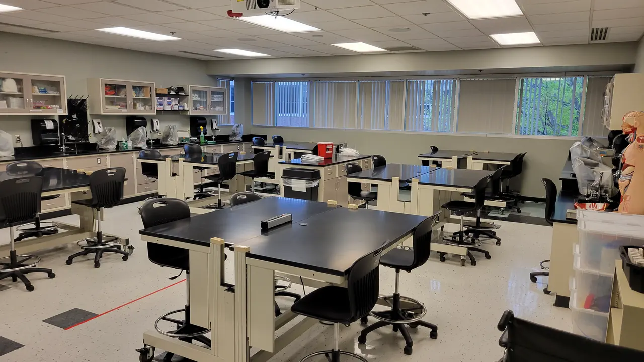 Laboratório de Ciências com bancadas e materiais para uma atividade investigativa escolar