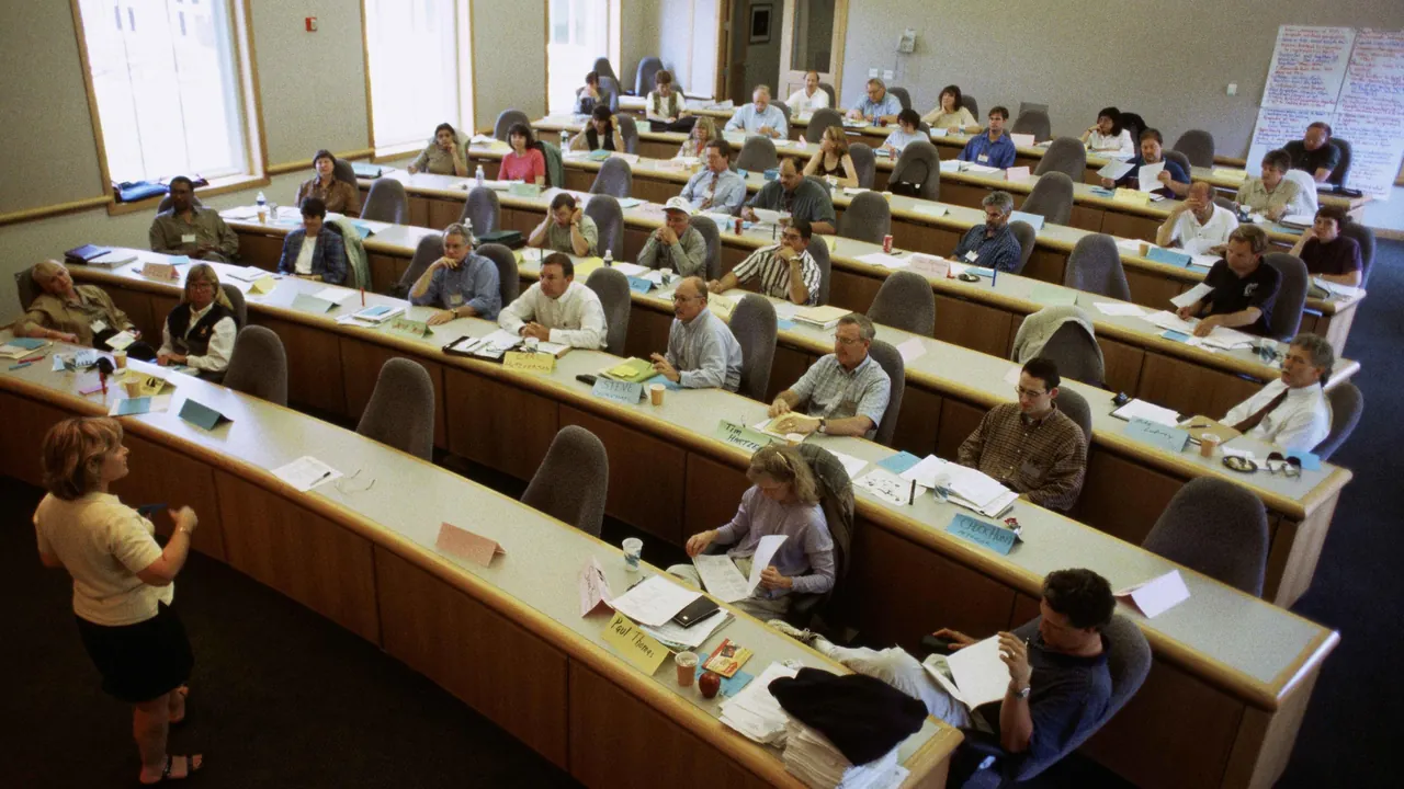 Professor conduzindo uma discussão com estudantes em sala de aula