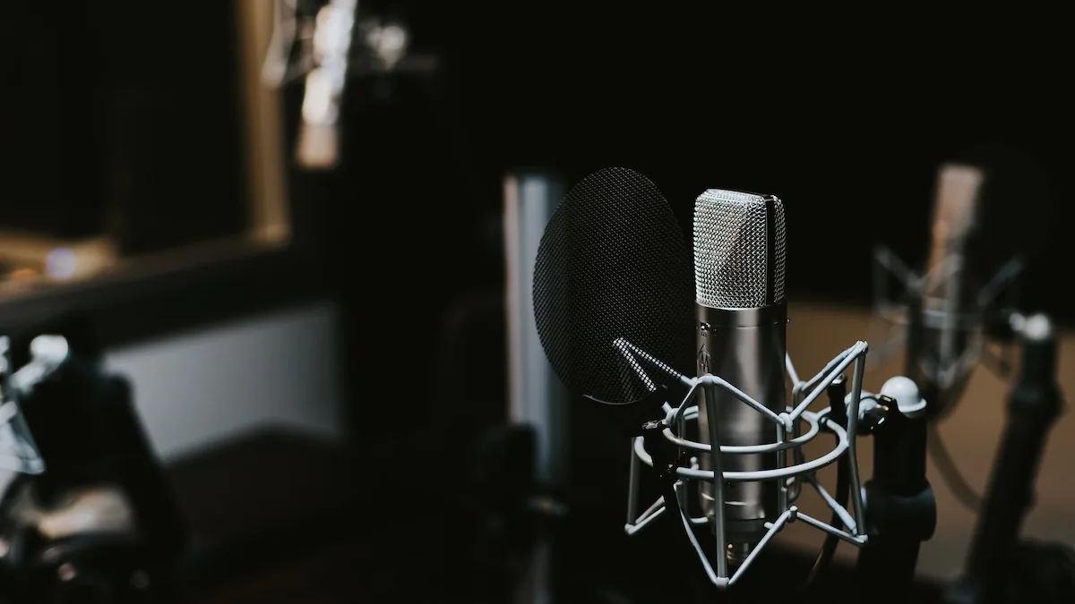 Microfone em um estúdio de gravação, usado para representar a produção de um podcast escolar