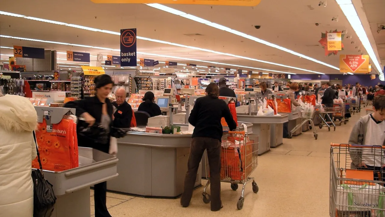 Caixas de supermercado e pessoas realizando compras em diferentes filas