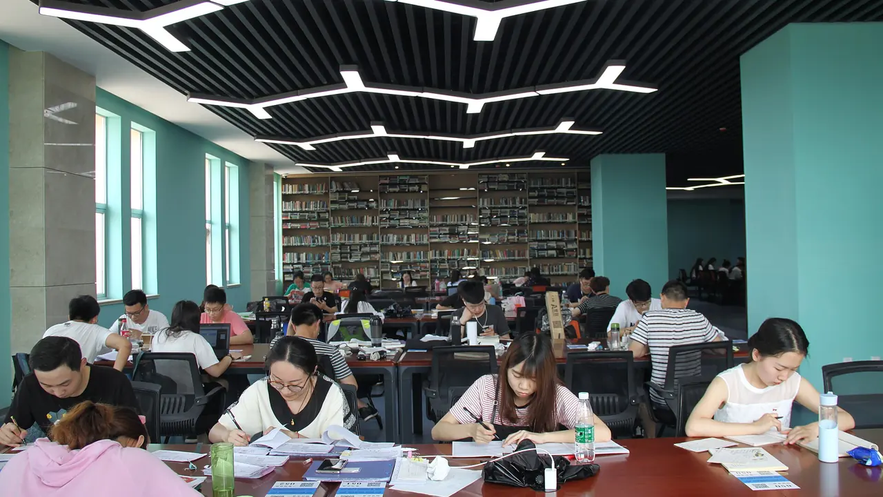 Estudantes pesquisando e lendo em uma biblioteca