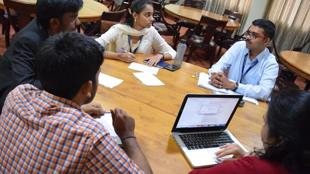 Estudantes discutem ideias e registram anotações em uma atividade colaborativa