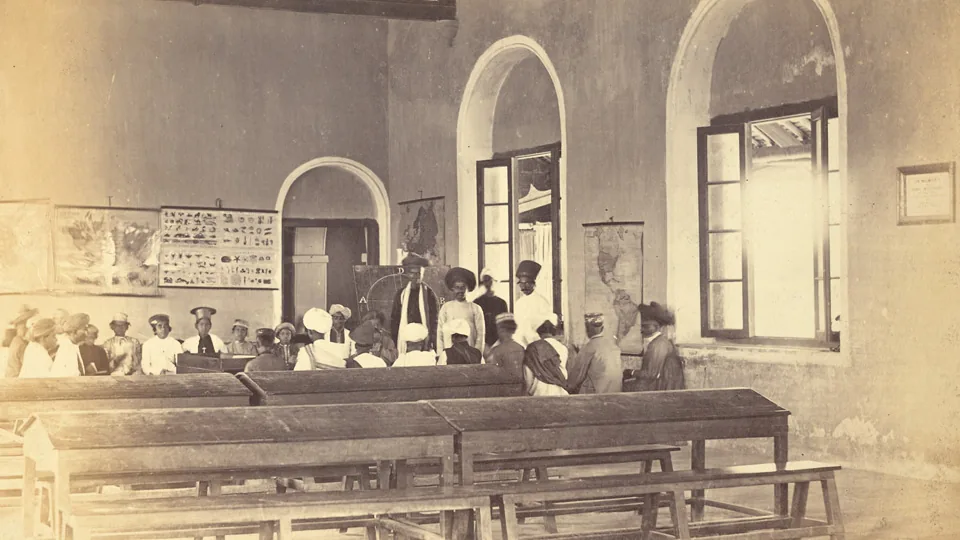 Turma em uma sala de aula histórica, imagem contextual para discutir escuta, exposição e participação em atividades escolares