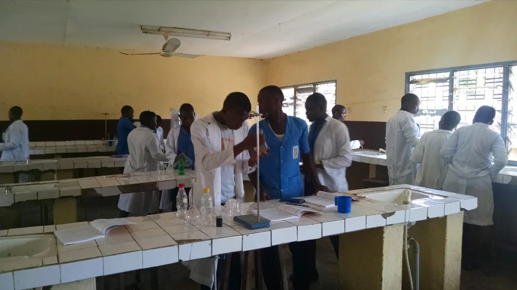 Estudantes realizam experimentos em um laboratório escolar