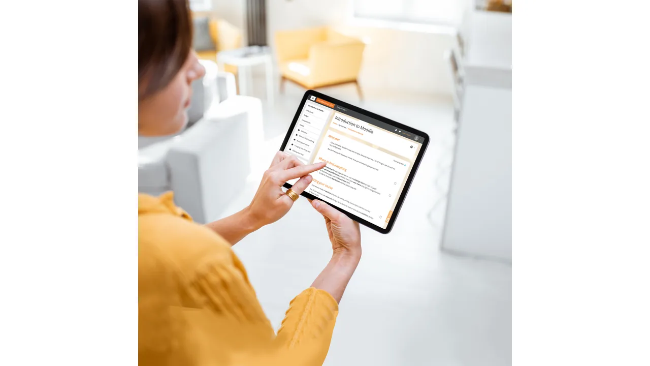 Pessoa acessando um curso chamado Introduction to Moodle em um tablet